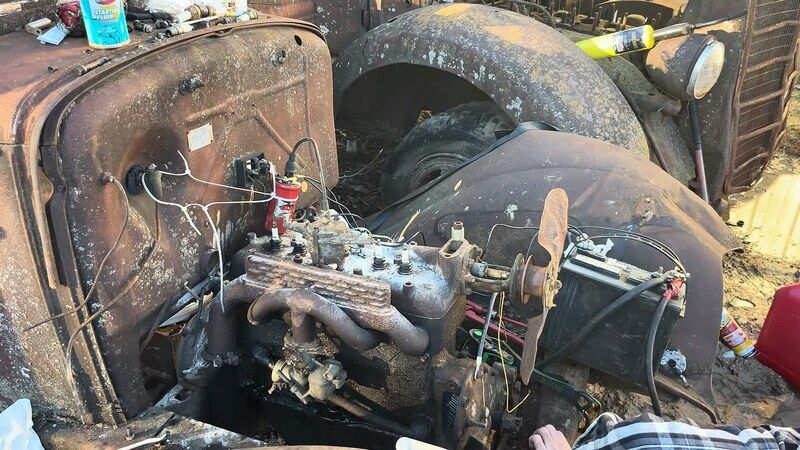Завели майже сторічний двигун: знайдено раритетну вантажівку Ford