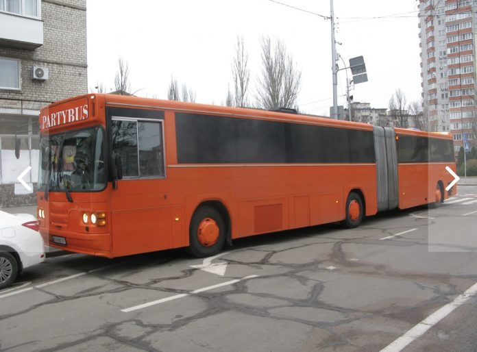 Пересувна дискотека в 19-метровому автобусі: в Києві помітили рідкісний транспорт