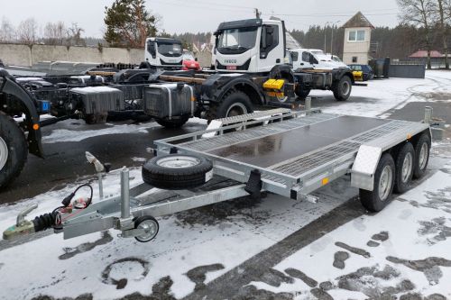 Завод спецтехніки «Техкомплект» презентував причіп для транспортування будівельної техніки