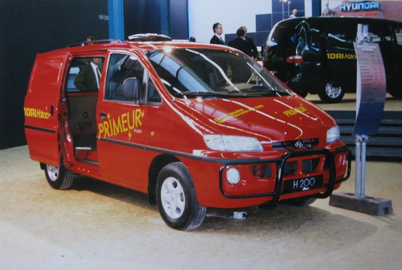 В Києві помітили рідкісний 25-річний автомобіль Hyundai 