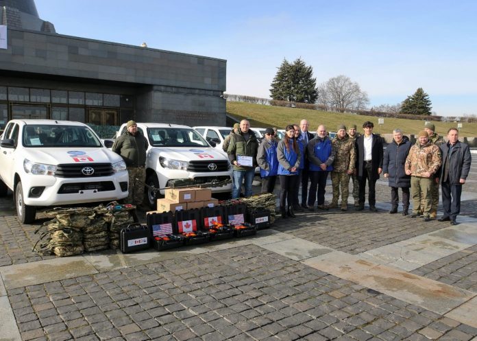 Не шкода навіть пікапів Toyota: Канада передала Україні позашляхови