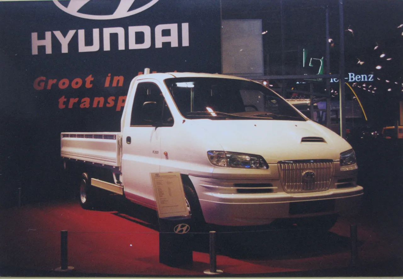 В Києві помітили рідкісний 25-річний автомобіль Hyundai 