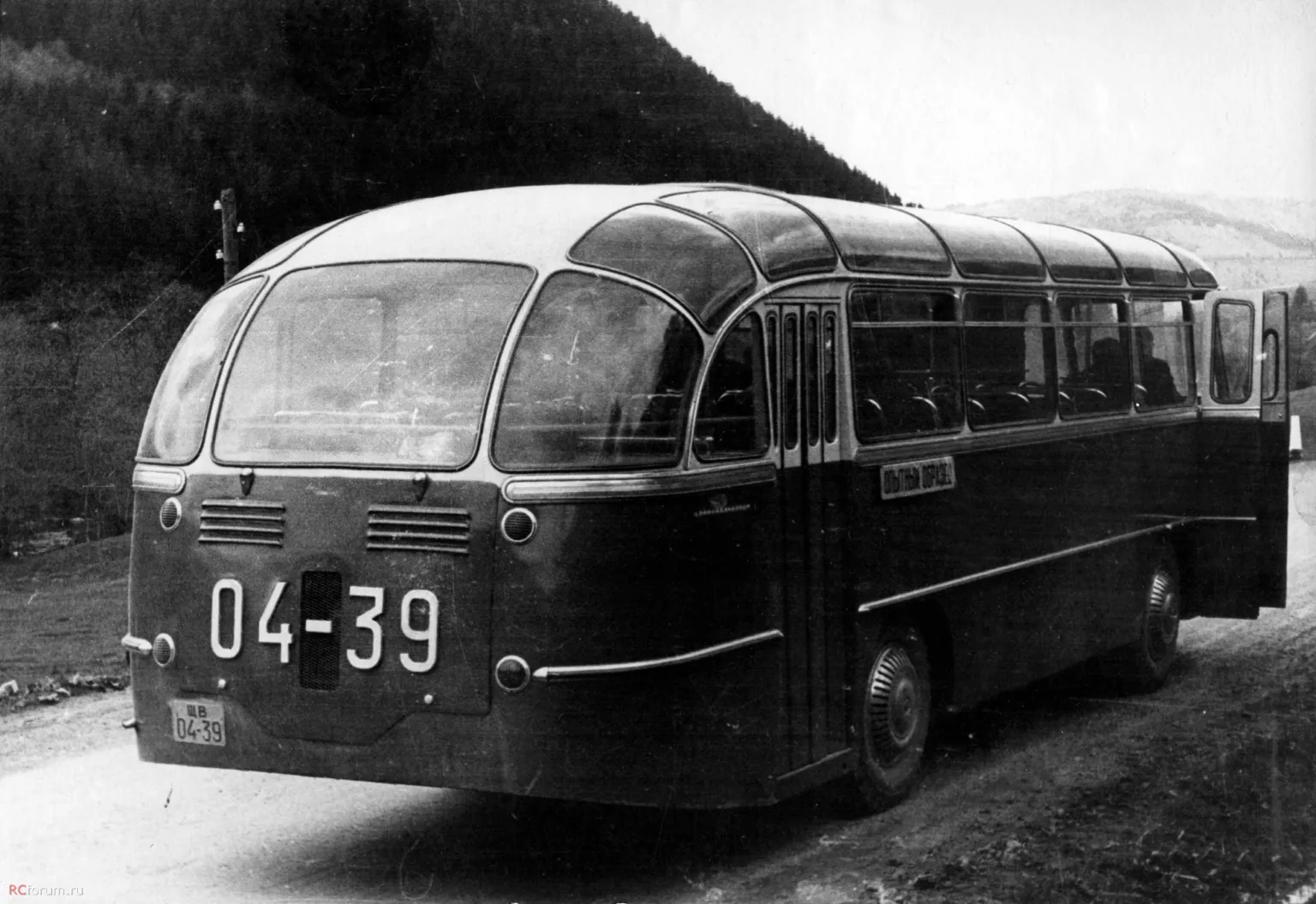 Як виглядали перші українські автобуси ЛАЗ в 50-х роках