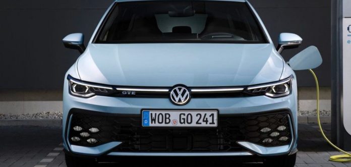 Volkswagen Golf показали після рестайлінгу: на честь 50-річчя модель отримала зміни та подорожчала