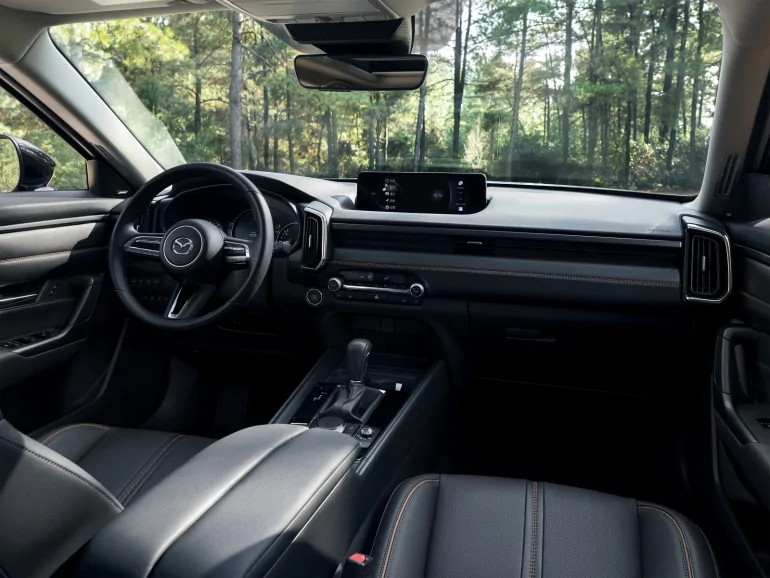 Mazda розширяє свою лінійку кросоверів та презентує гібридну модель Mazda CX-50 HEV. Кросовер презентували в Китаї, де він і буде продаватись, але пізніше автомобіль відправиться і на інші ринки.