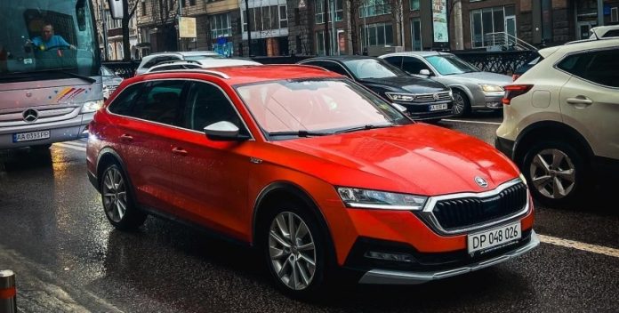 Вперше в Україні: в Києві помітили новенький універсал Skoda Octavia Scout