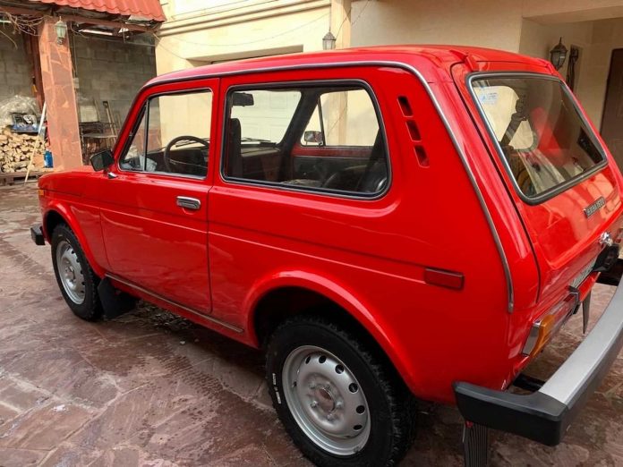 У Німеччині за 450 000 грн продають ідеальну 32-річну Lada Niva