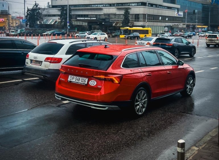 Вперше в Україні: в Києві помітили новенький універсал Skoda Octavia Scout
