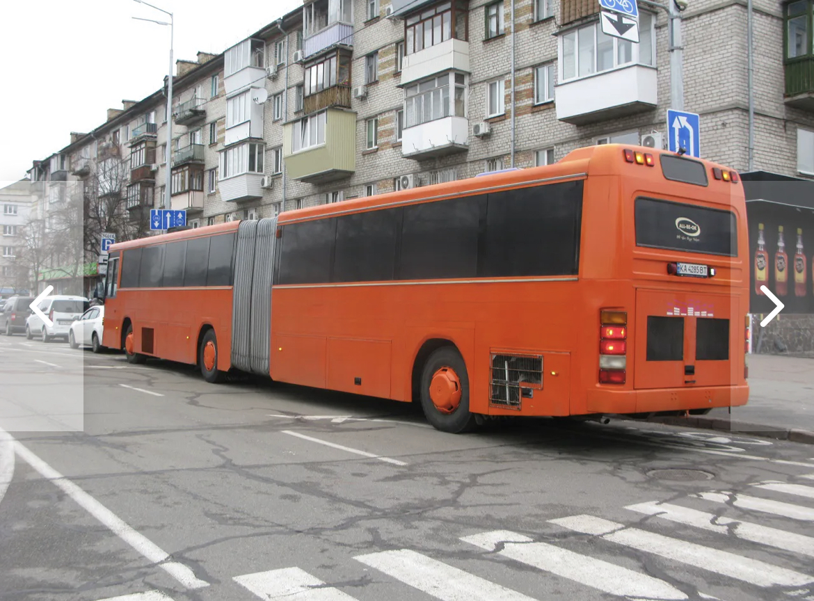 Пересувна дискотека в 19-метровому автобусі: в Києві помітили рідкісний транспорт