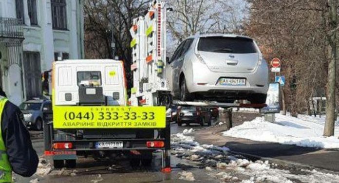 Віднині паркувальникам не можна затримувати транспортні засоби: названо причину