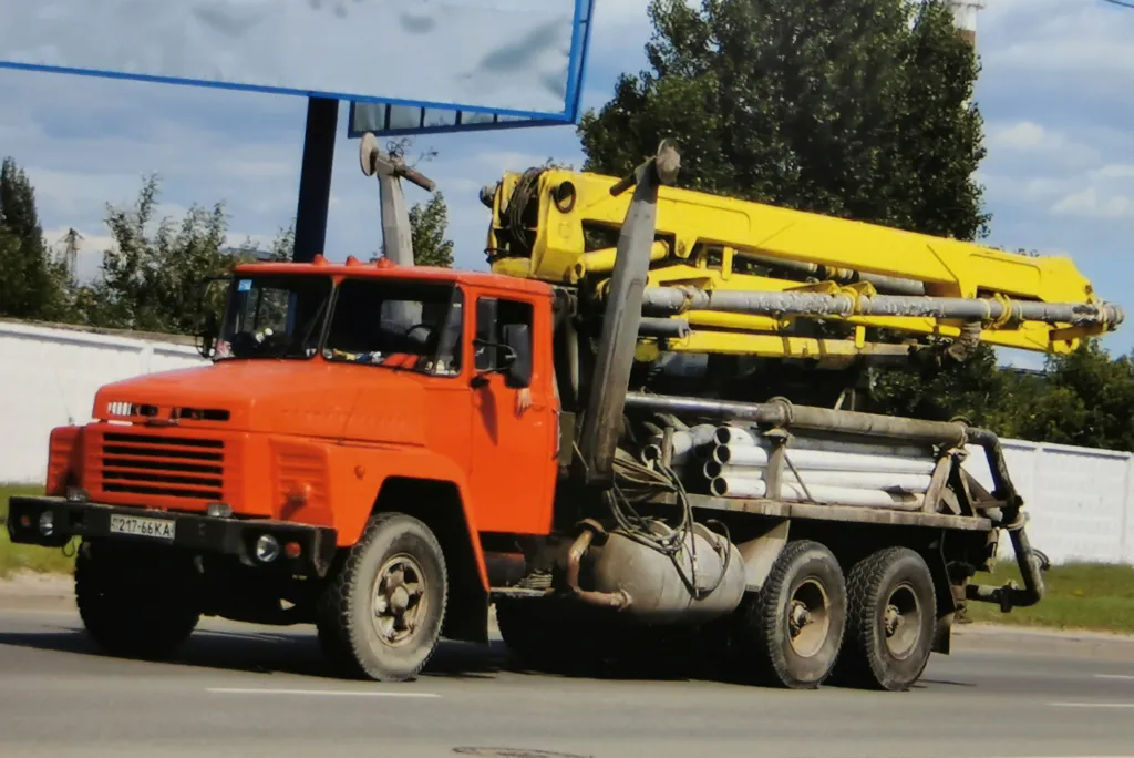 Столичні комунальники використовують «вічну» спецтехніку: історія машин КрАЗ