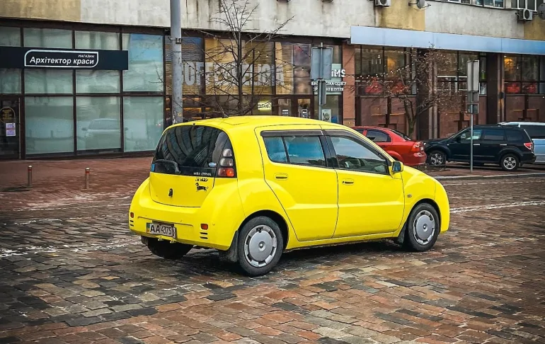 В столиці помітили рідкісну Toyota з правим кермом
