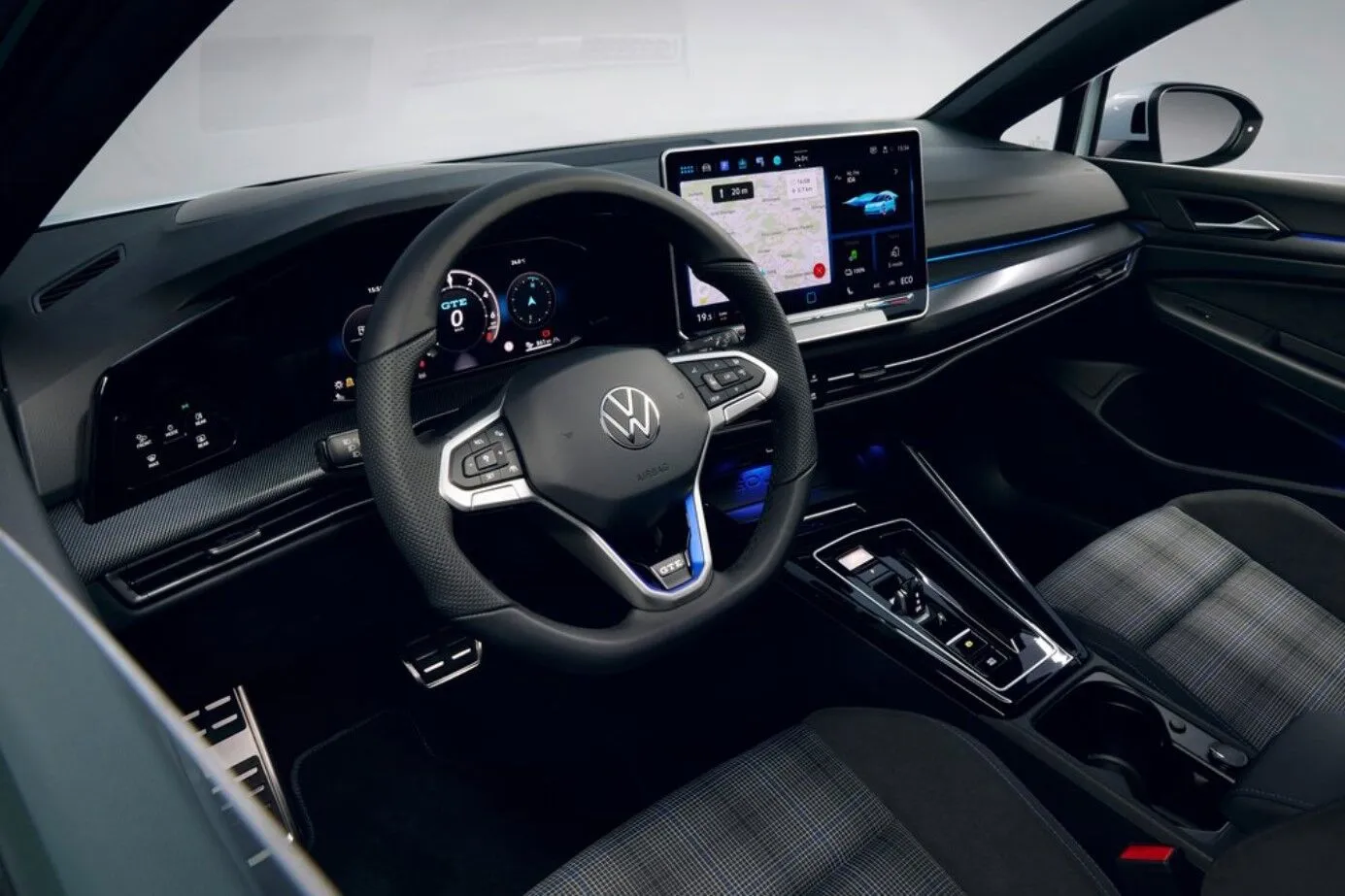 Volkswagen Golf показали після рестайлінгу: на честь 50-річчя модель отримала зміни та подорожчала