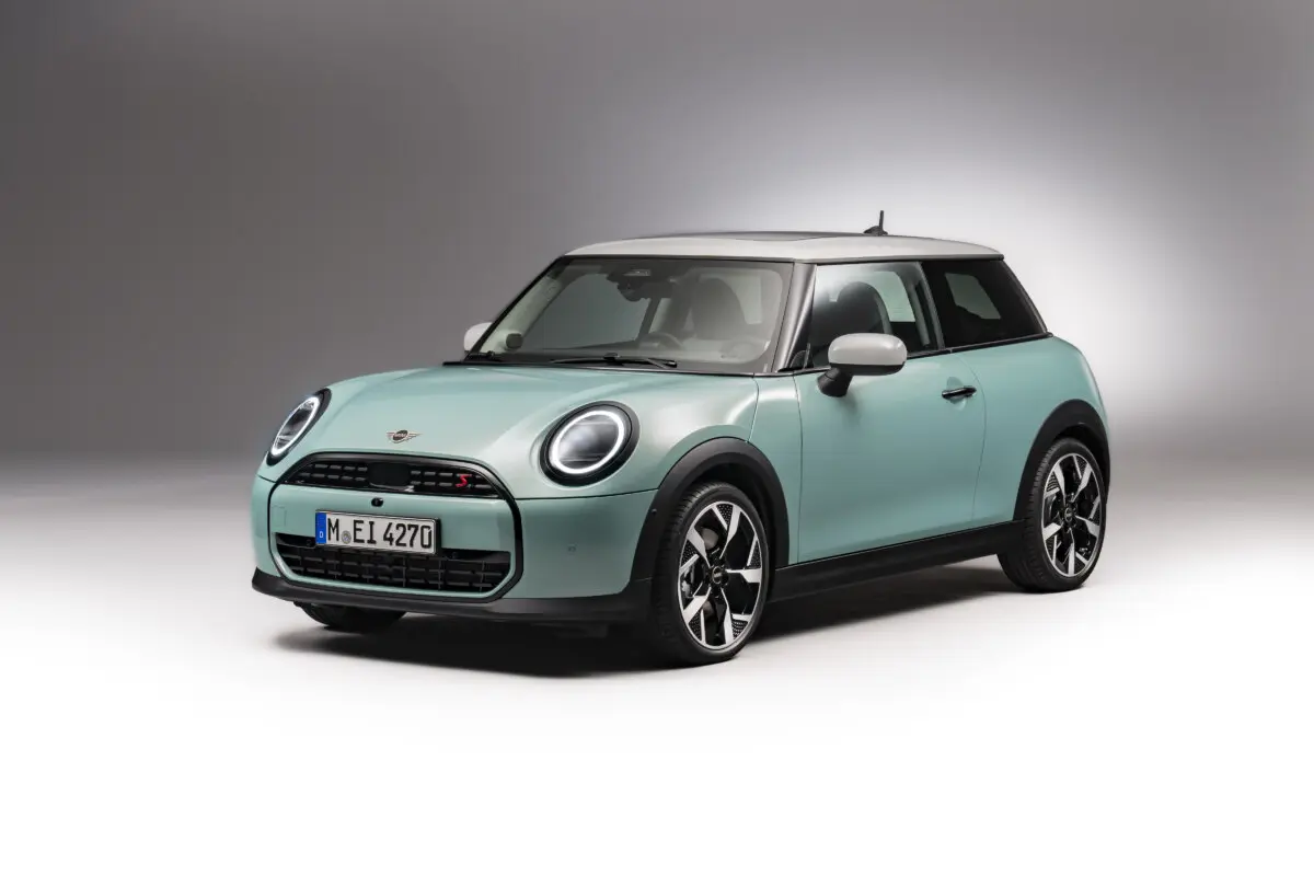 Без будь-якого анонсу дебютувало нове покоління Mini Cooper із класичними ДВЗ