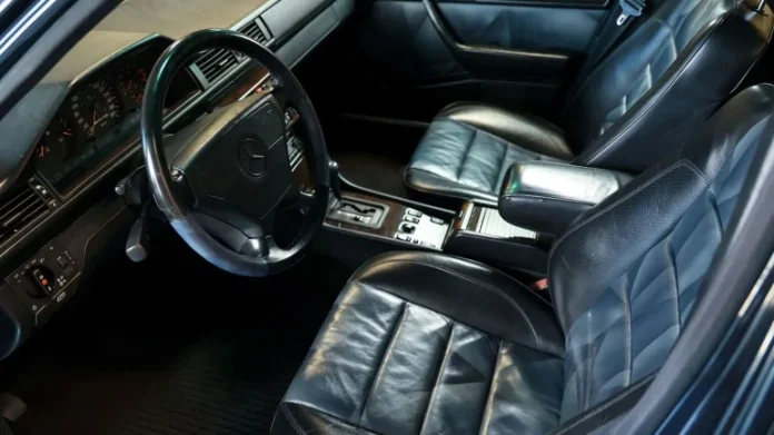 Седан Mercedes-Benz W124 1995 року виставили на аукціон за 300 000$: що особливого в моделі
