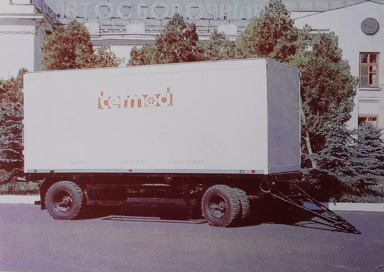 Автопоїзд на базі КрАЗ: як виглядає рідкісна вантажівка з 90-х