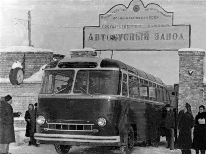 Як виглядали перші українські автобуси ЛАЗ в 50-х роках