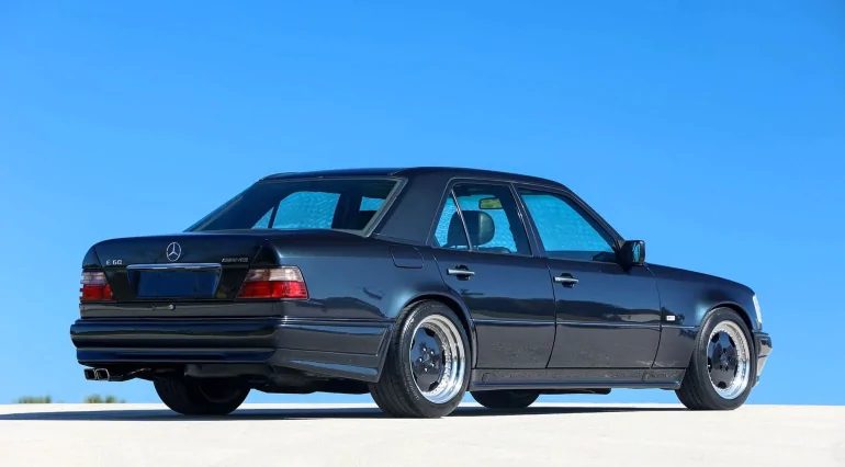 Седан Mercedes-Benz W124 1995 року виставили на аукціон за 300 000$: що особливого в моделі 