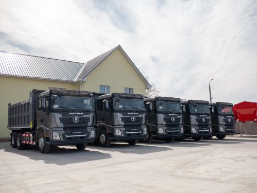 Новенька спецтехніка SHACMAN з потужними двигунами вперше приїхала в Україну