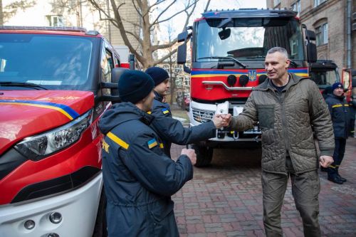 Київські ДСНС отримали 5 сучасних машин від партнерів
