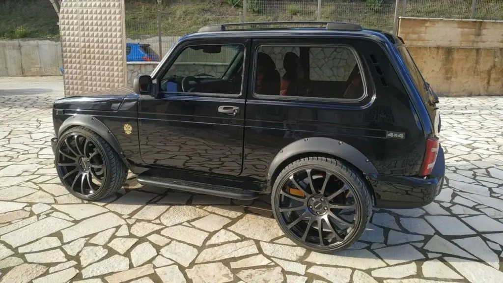 Мужик із Греції показав "АвтоВАЗу" Ниву, якої ще не було: у неї 300-сильний мотор і деталі від Porsche