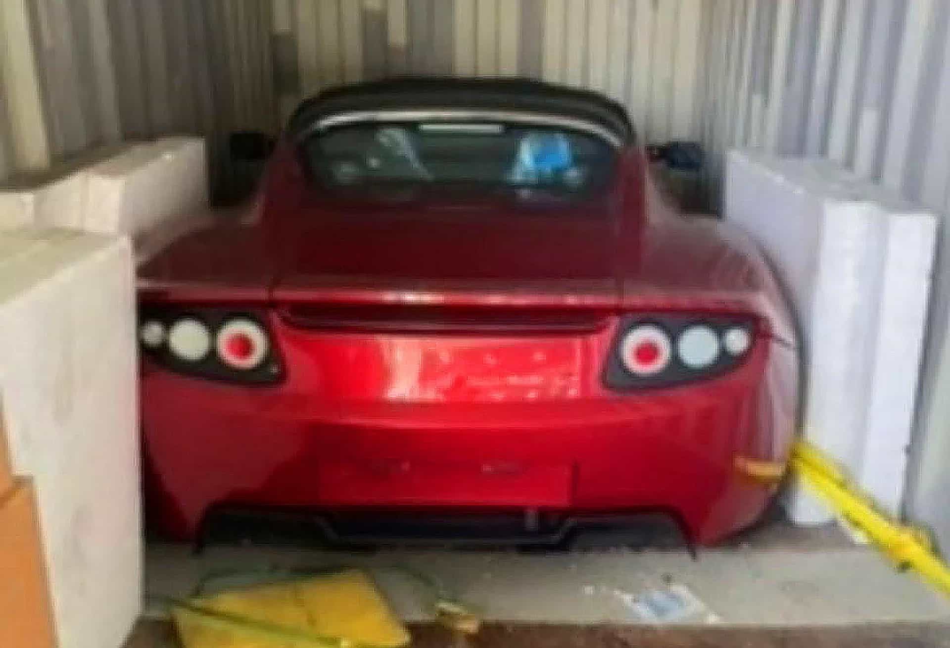 Затятий критик Tesla витратив 21 900 000 грн на три Tesla Roadster, забутих у вантажному контейнері на 13 років