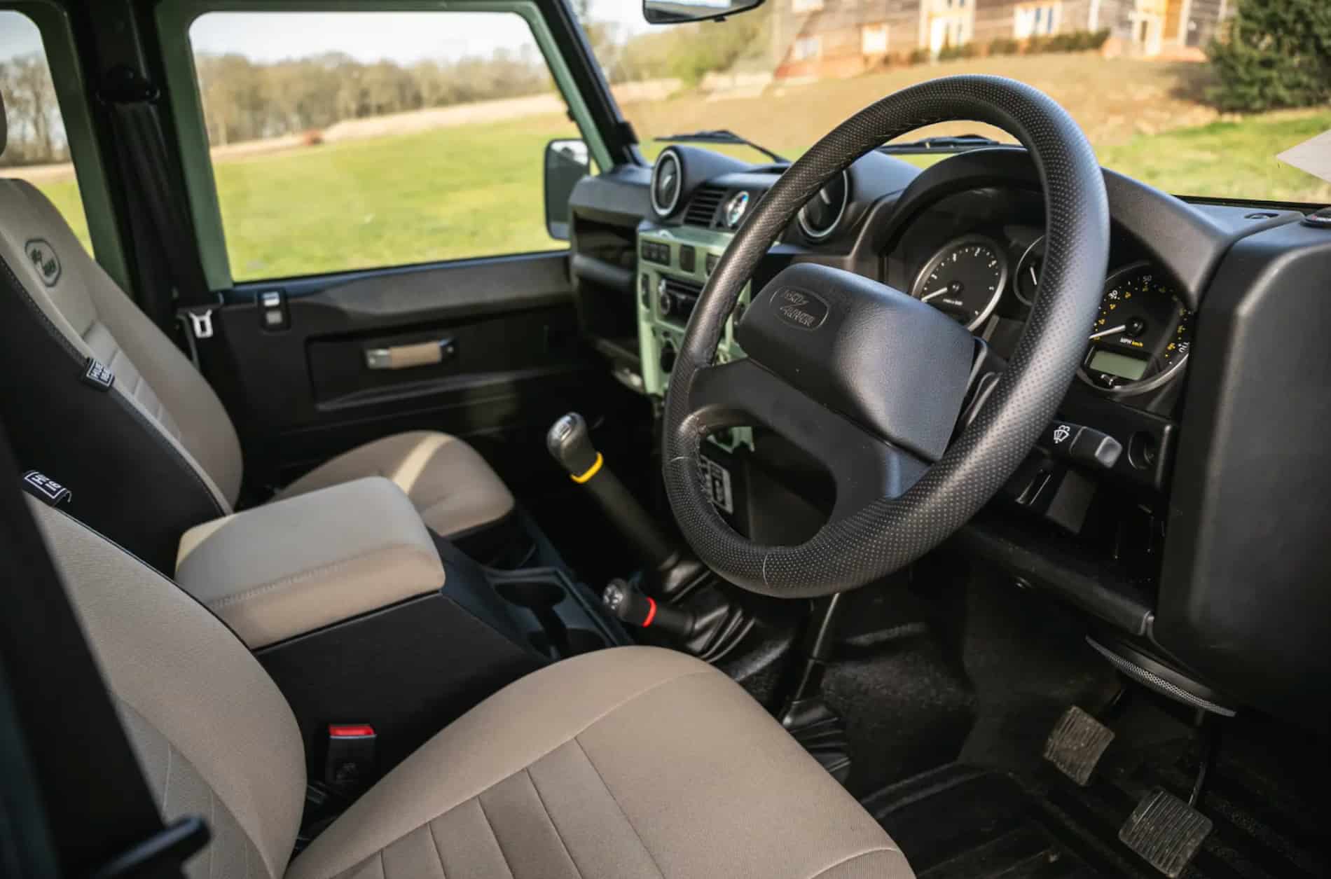 Land Rover Defender актора Роуен Аткінсона «Містер Біна»