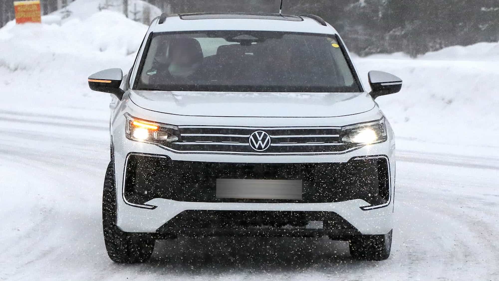 Старшого брата Volkswagen Tiguan помітили під час випробувань