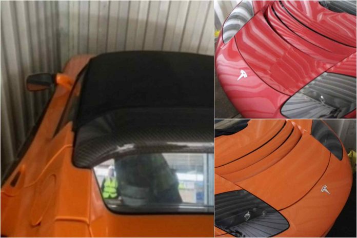 Затятий критик Tesla витратив 21 900 000 грн на три Tesla Roadster, забутих у вантажному контейнері на 13 років