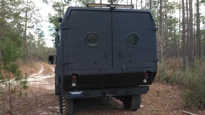 Військовий позашляховик Humvee перетворили на крихітний будинок на колесах, у якому є навіть ванна кімната