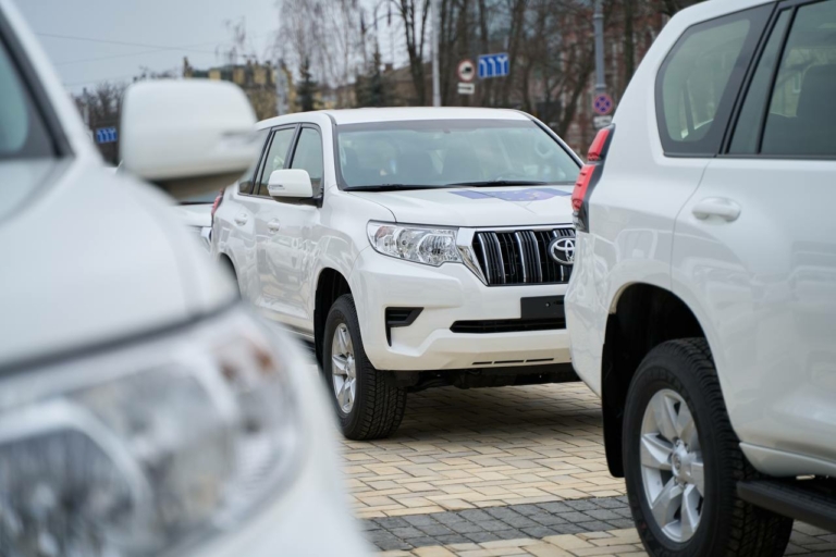 Президентка Єврокомісії привезла в Україну 50 нових позашляховиків Toyota Land Cruiser