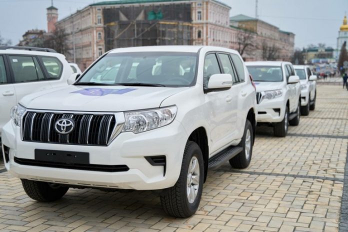 Президентка Єврокомісії привезла в Україну 50 нових позашляховиків Toyota Land Cruiser
