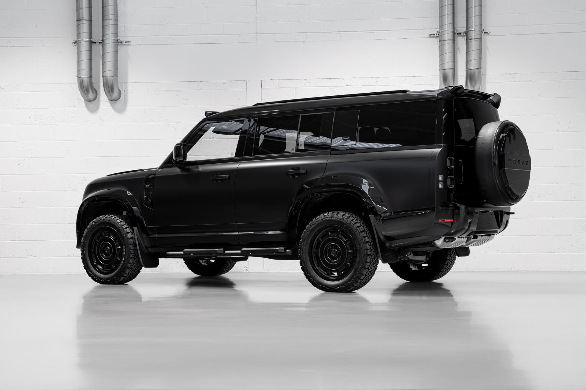 Urban Automotive перетворила Land Rover Defender на "хардкорний" позашляховик