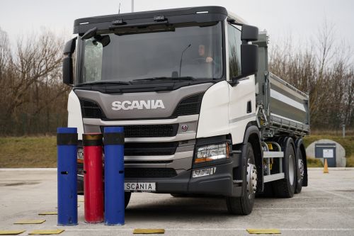 Водійка вантажівки: компанія Scania навчає жінок нової професії