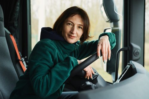 Водійка вантажівки: компанія Scania навчає жінок нової професії