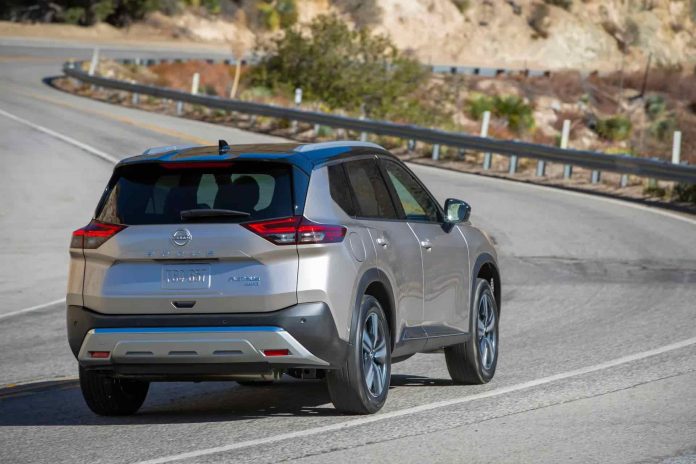 Дилерам не удается распродать кроссоверы Nissan X-Trail: на складах скопились десятки тысяч машин