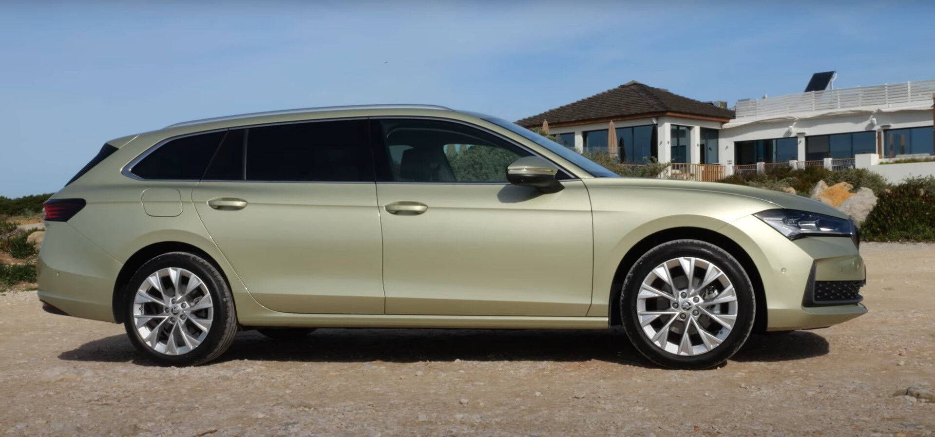 У Volkswagen Passat з'явився конкурент: Skoda презентувала бюджетний сімейний універсал Superb Combi