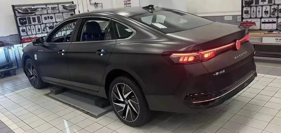 Розсекретили до прем'єри: з'явились перші фото оновленого Volkswagen Passat 2024 року