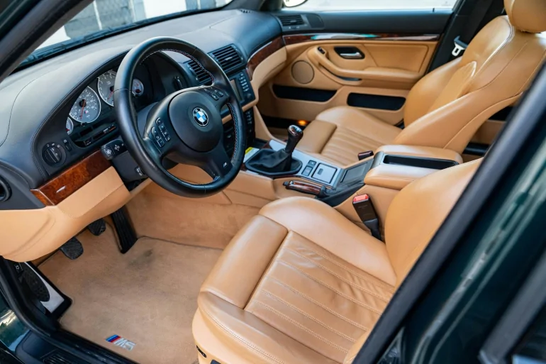 Седан BMW з 2000-х продали за 98 000$: історія капсули часу 