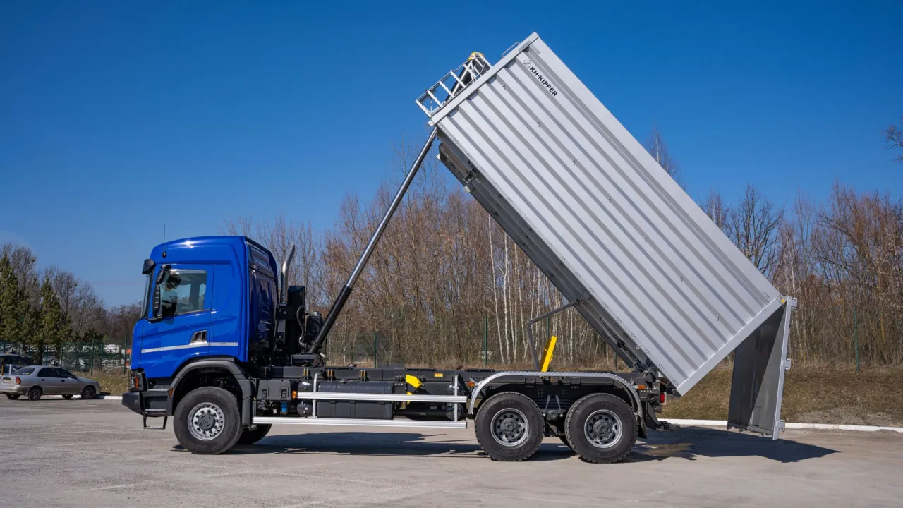 Ідеальна машина для аграріїв: в Україну приїхав зерновоз Scania 6x6