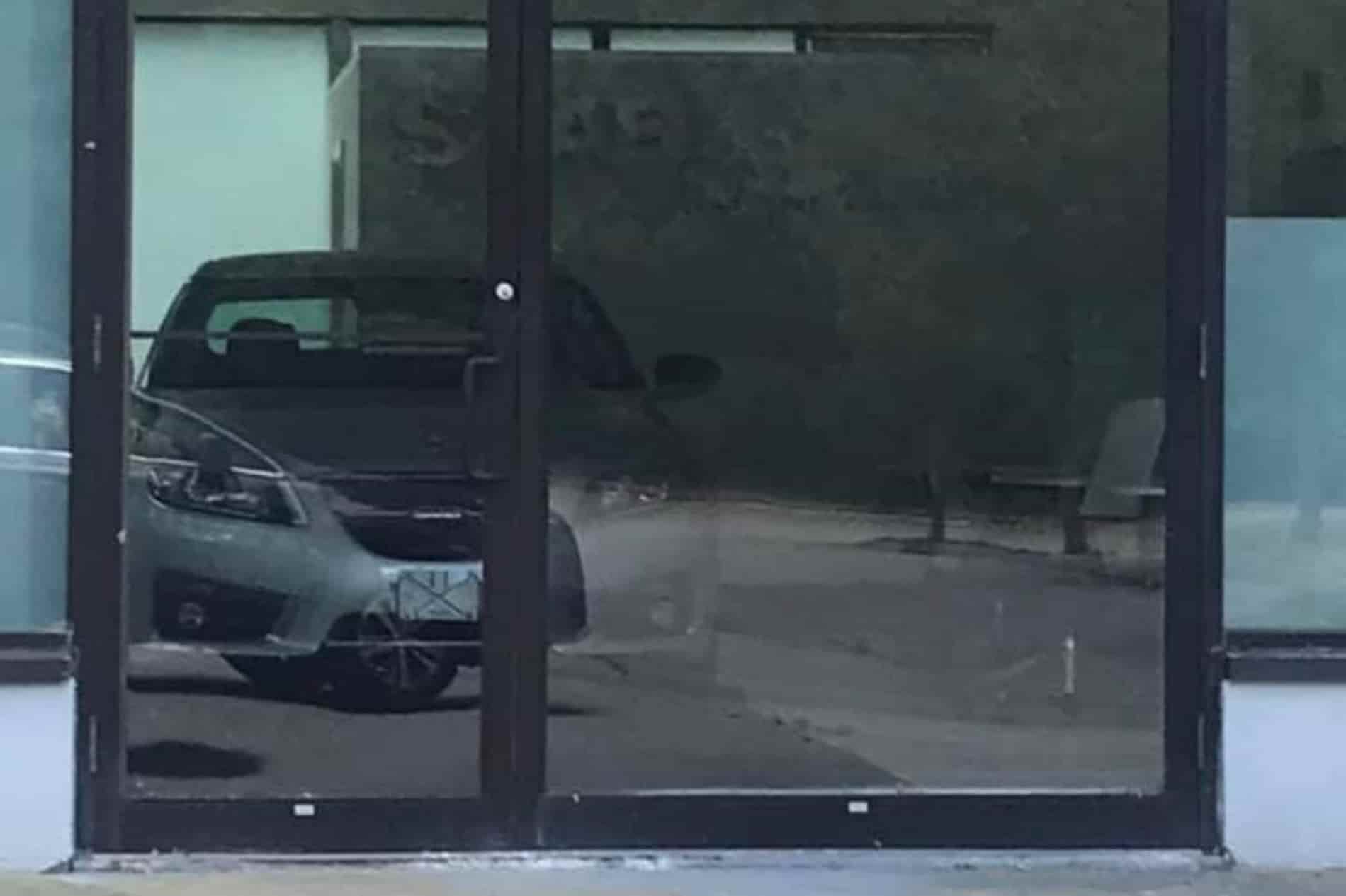 Фотографії покинутих автомобілів нерідко викликають суміш захоплення і смутку, але коли йдеться про машини з високою цінністю, які з тих чи інших причин позбулися господаря і не знайшли нового, виникає почуття безпорадності. Журналісти іспанського видання "Periodismodelmotor" зібрали десятку найцікавіших автомобілів, які несподівано виявилися нікому не потрібними протягом довгих років. Ferrari Testarossa 1 Машину виявили влітку 2022 року. Автомобіль 1989 року випуску був кинутий на одній із французьких стоянок, де простояв протягом 20 років. За своє життя ця "Феррарі" встигла проїхати трохи більше ніж 22 тисячі кілометрів і згодом була продана на одному з аукціонів за ціною в 95 тисяч 360 доларів (8,7 мільйона рублів). Автомобілі, покинуті після аварії на АЕС "Фукусіма" 2 У цьому разі йдеться не про один автомобіль, а про цілий список машин, які змушені доживати свій вік у зараженому радіацією місті. Серед них: Honda S2000, Toyota Crown, Mitsubishi Lancer Evolution і багато інших рідкісних моделей. Ferrari F40 сина Саддама Хусейна 3 Вважався зниклим після того, як відомий близькосхідний диктатор наказав спалити всі автомобілі свого сина Удея в 1995 році, щоб дати тому урок. Незважаючи на це Ferrari F40 пережив пожежу і навіть подальшу війну в Іраку, але так і не знайшов собі нового господаря. Lamborghini Huracan Performante 4 Покинутий на парковці в Канаді італійський суперкар має власника, але з якоїсь причини він ним дуже довго не користувався. На автомобіль звернули увагу у 2022-му році. Кузов машини вкрився товстим шаром пилу, а деякі господарі на парковці почали використовувати його як аркуш паперу, залишаючи автографи. Porsche 928, кинуті в полі coches abandonados 5 Роком раніше, у 2021-му, в об'єктиви мандрівників потрапив цілий парк автомобілів Porsche 928. Автомобілі перебували в старому кар'єрі на північ від Мурпарка (штат Каліфорнія, США). Найцікавіше, у всіх них є власник, але відновлювати або продавати машини він не збирається. Новий Saab 9-5 у покинутому дилерському центрі 6 Автомобіль, що застряг у дилерському центрі Saab у США, який закрився в 2010-х роках. Судячи із зовнішнього вигляду автосалону, бізнес припинив свою діяльність приблизно 6 або 7 років тому. Єдиною машиною, яка залишилася в стінах шоуруму, виявився рідкісний 9-5 Aero Turbo6 XWD, потужність якого становить 300 кінських сил. Honda NSX, залишена посеред лісу 7 Історія, що сталася в Росії. Рідкісний японський автомобіль було знайдено в районі, що межує з приватним житловим сектором. Машина залишалася в пастці протягом багатьох років, але згодом її вдалося евакуювати з лісу і навіть повернути в стрій. Porsche Carrera GT у покинутому дилерському центрі в Китаї coches abandonados 8 Автосалон, розташований у Гуанчжоу, було відкрито 2005 року, але він припинив свою роботу вже 2012-го, коли в Китаї було запроваджено антикорупційні заходи, які на довгі роки вбили продажі розкішних машин у "Піднебесній". Конфіскований Mercedes SLR McLaren 9 1 Автомобіль вилучили у водія і залишили гнити на імпровізованій парковці в Чехії в 2011 році. Машину конфіскували у підозрюваного у викраденні, але справу так і не розкрили, а рідкісний суперкар так і залишився стояти на цьому місці, перетворюючись на шматок металобрухту. Range Rover, з'їдений природою 10 Замикає цей список Range Rover 1987 року випуску, який якимось невідомим чином опинився в одному з лісів Великої Британії. Незважаючи на пробіг лише в 37 тисяч кілометрів, довге перебування на природі призвело до того, що вона поступово почала відвойовувати у позашляховика свою територію. Машина вкрилася шаром бруду і обросла мохом. Причому так, ніби практично злилася з навколишнім лісом.