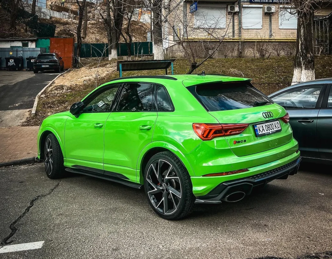  Аж очі виїдає: в столиці помітили унікальну Audi RS Q3 за 60 000 євро
