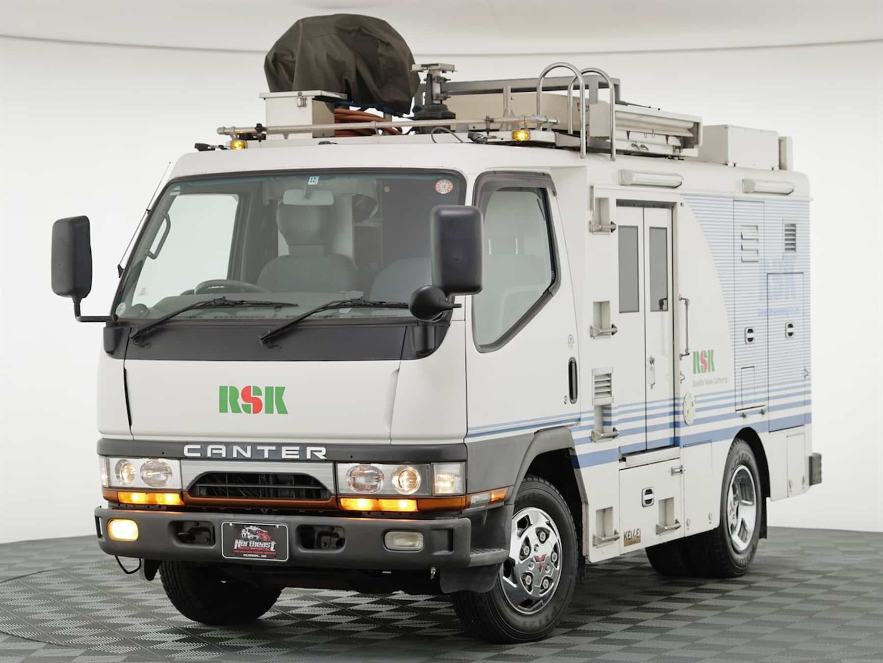 На продаж виставили повнопривідний телевізійний фургон Mitsubishi з 90-х
