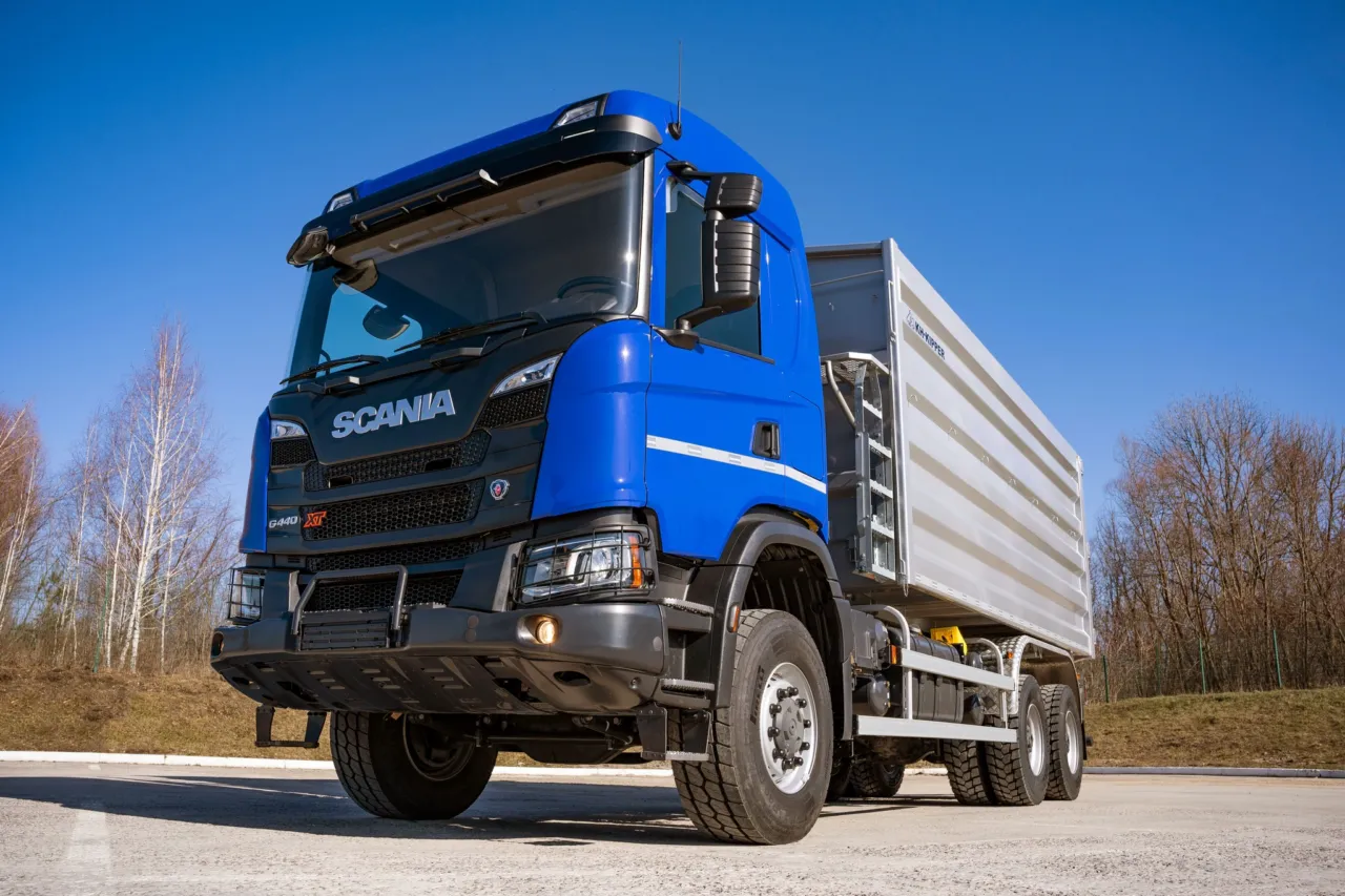 Ідеальна машина для аграріїв: в Україну приїхав зерновоз Scania 6x6