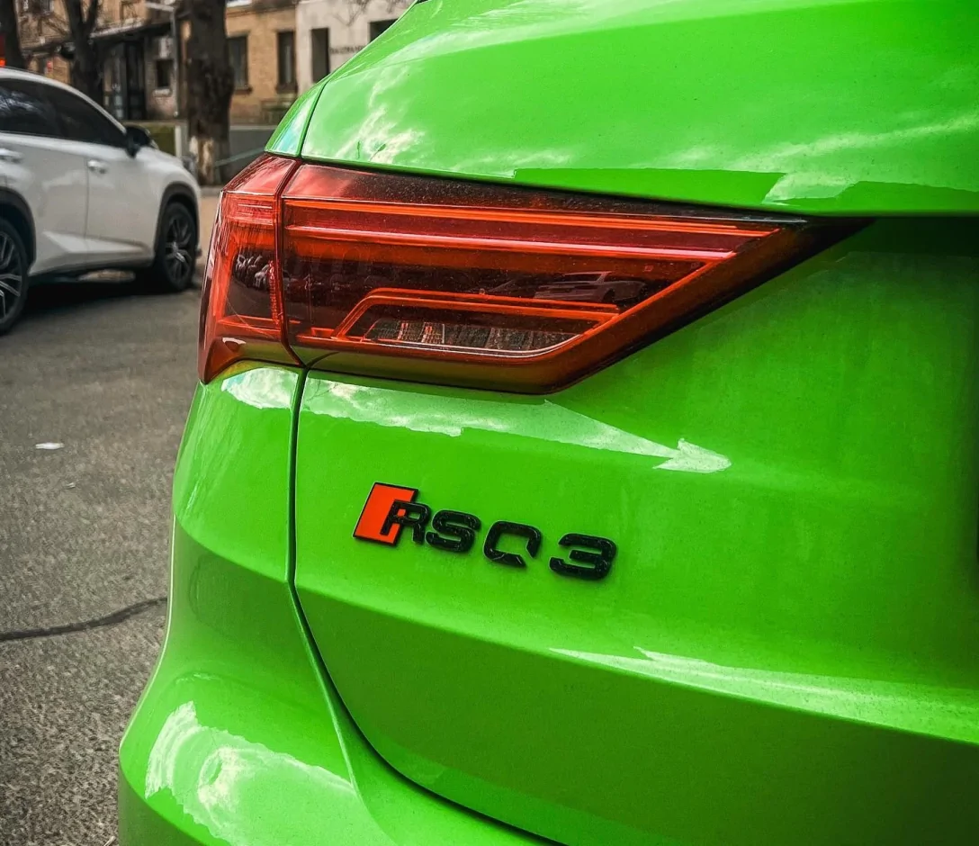  Аж очі виїдає: в столиці помітили унікальну Audi RS Q3 за 60 000 євро