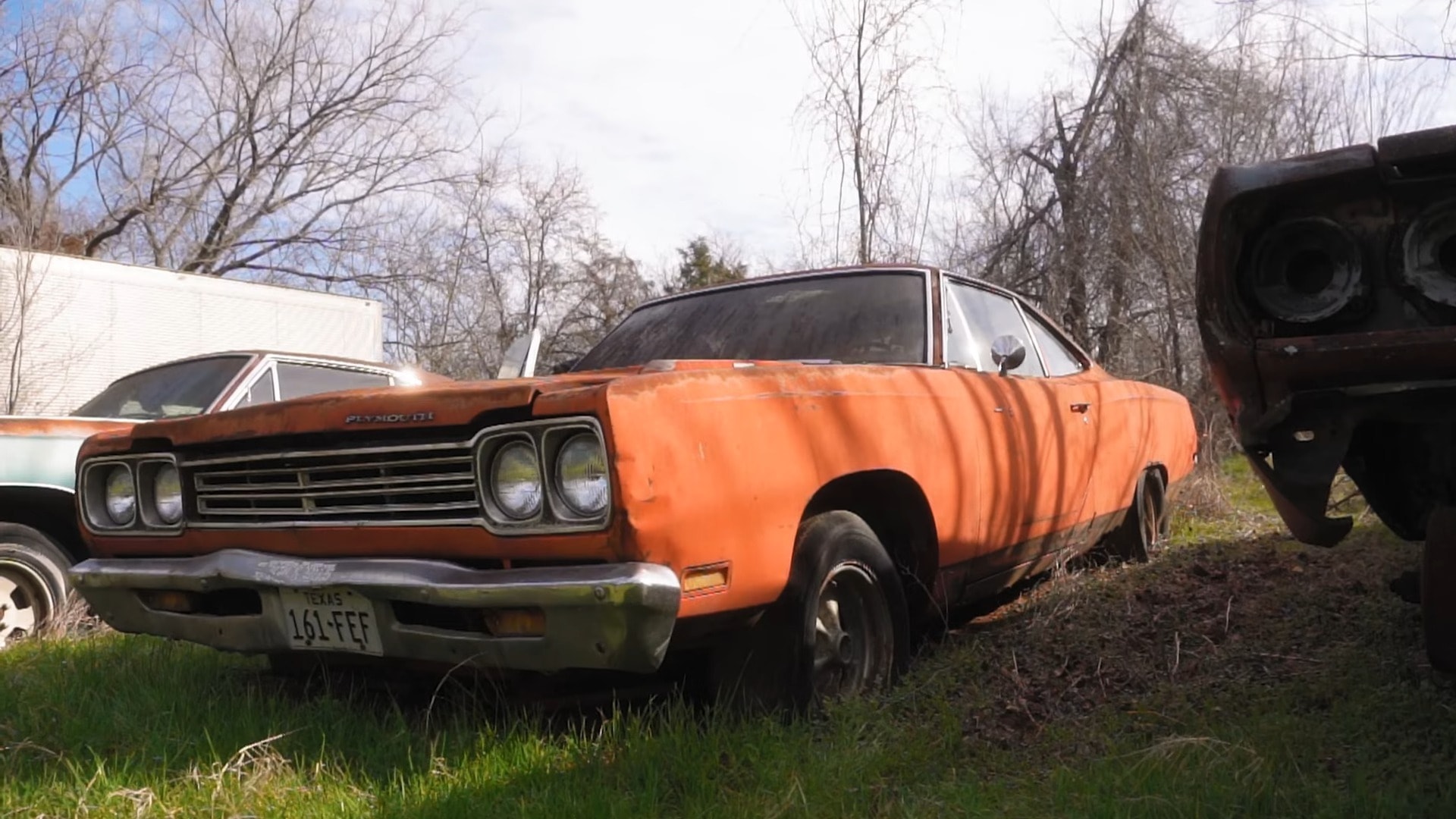 Покинуті раритети: знайдено галявину із рідкісними спорткарами 60-х років