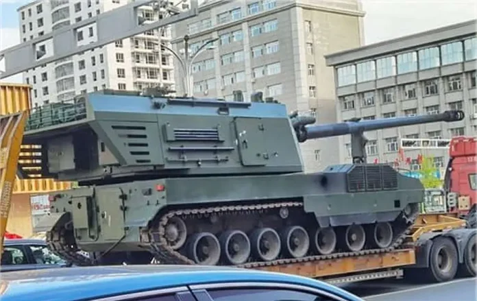 Новий SH16 китайського виробництва встановлений на гусеничному броньованому шасі та оснащений повністю автономною артилерійською системою