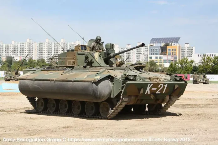 K21 є поточною бойовою машиною піхоти, яка перебуває на озброєнні механізованих підрозділів збройних сил Південної Кореї