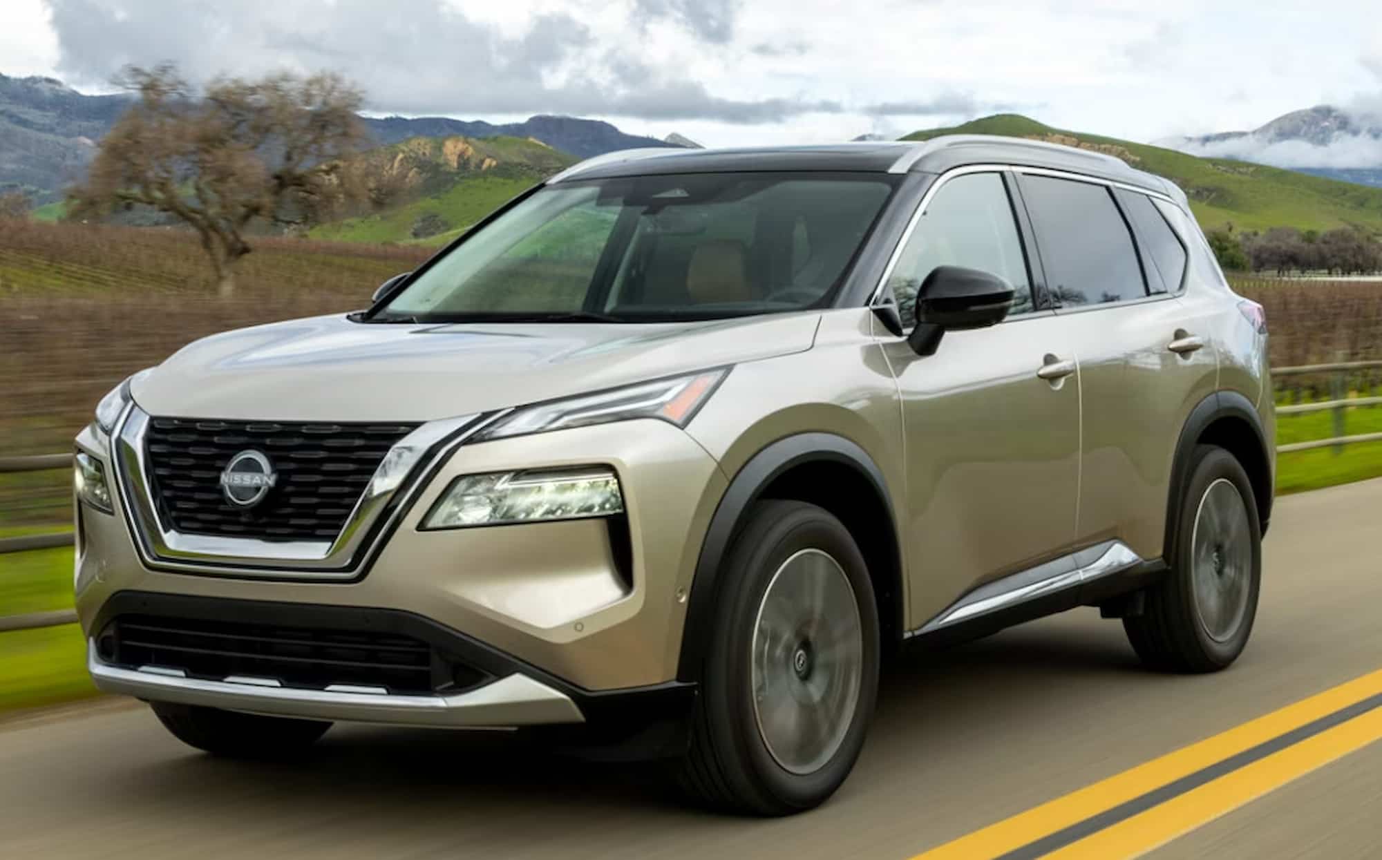 Дилерам не удается распродать кроссоверы Nissan X-Trail: на складах скопились десятки тысяч машин