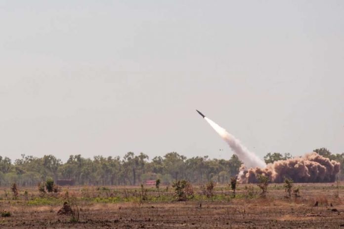 Запуск тактичної ракетної системи (ATACMS) із високомобільної артилерійської ракетної системи M142 (HIMARS)